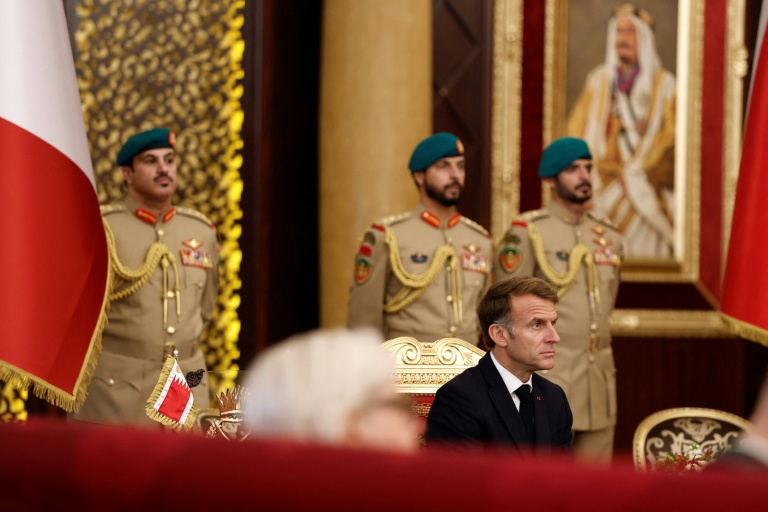 Loin de la crise en France, Macron sécurise des approvisionnements de gazole dans le Golfe