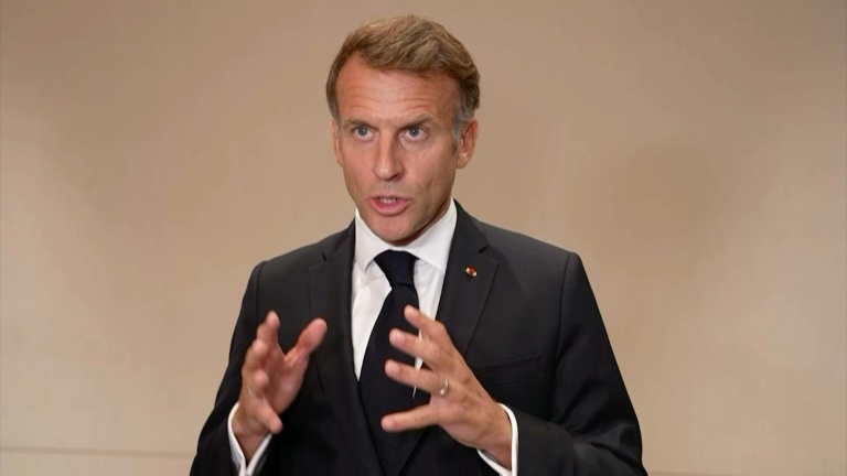 Macron justifie le maintien de sa tournée dans le Golfe et annonce une réunion avec le renseignement