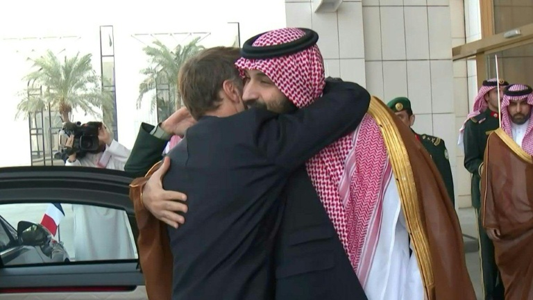 Macron en visite éclair à Riyad, ultime étape de sa tournée dans le Golfe