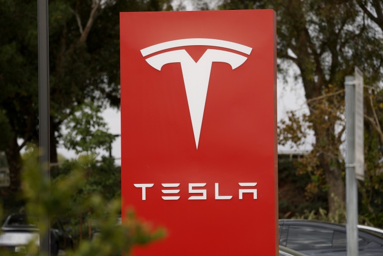 Le bénéfice de Tesla s'est replié au troisième trimestre, pari sur l'IA et l'autonomie