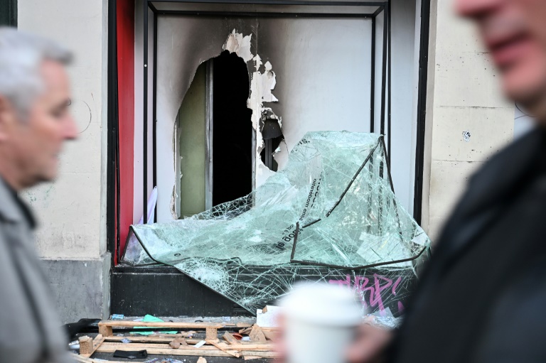 A Paris, des commerçants se protègent, d'autres ne veulent pas croire à une répétition du chaos