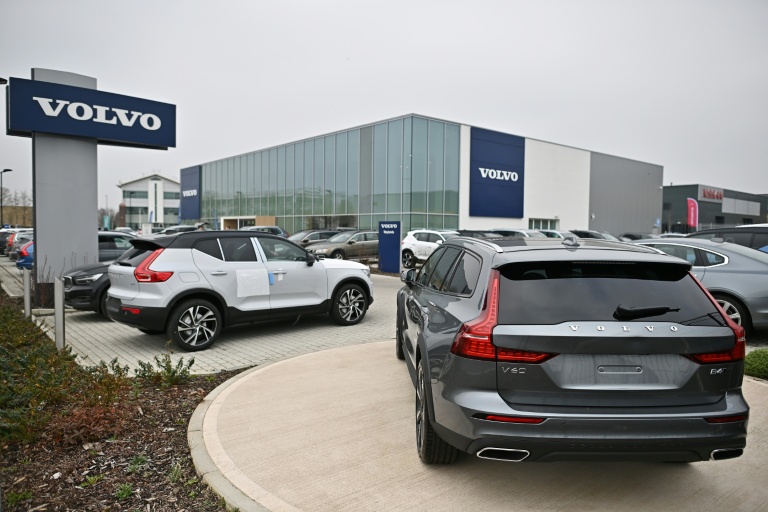Face à la concurrence chinoise, Volvo Cars plonge dans le rouge et saigne dans ses effectifs, l'action décroche