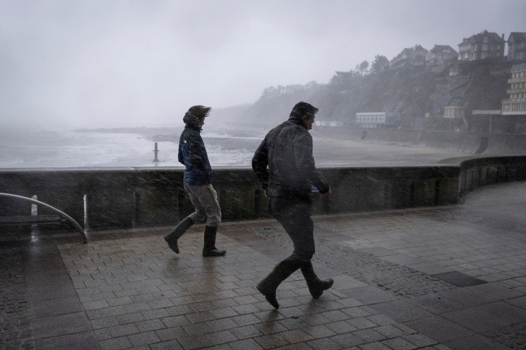 Tempête Austen : 288.600 foyers sans électricité, 23 départements en vigilance orange
