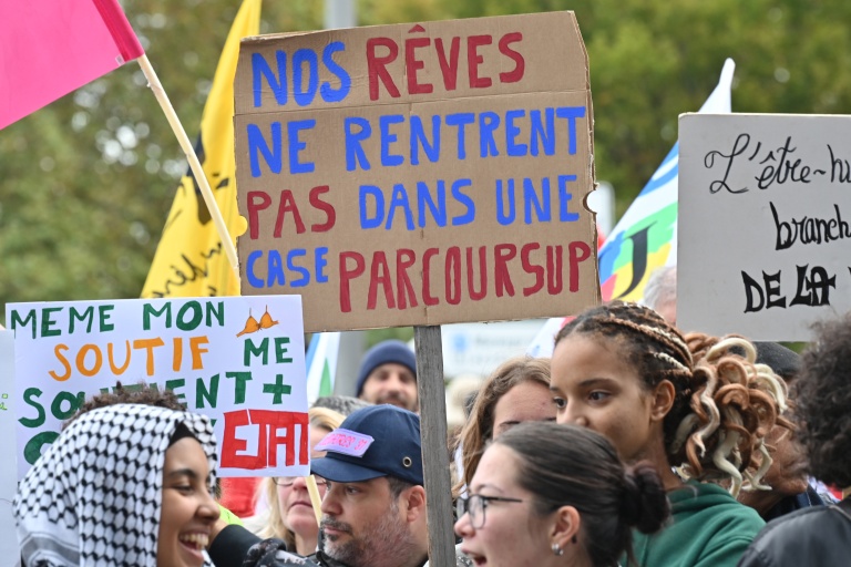 Après un mois de crise lycéenne, le gouvernement promet lundi 