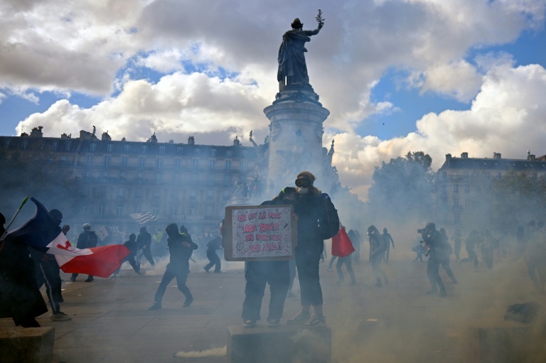 Gaz lacrymogènes : des femmes témoignent de troubles menstruels après les manifestations