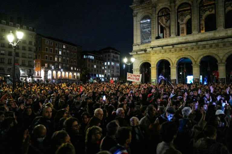 Attentat de Trappes: débuts des hommages aux victimes, à Lyon et Marseille