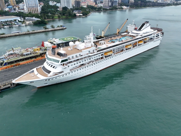 Cambodge : 200 résidents d'une croisière au long cours abandonnés en escale
