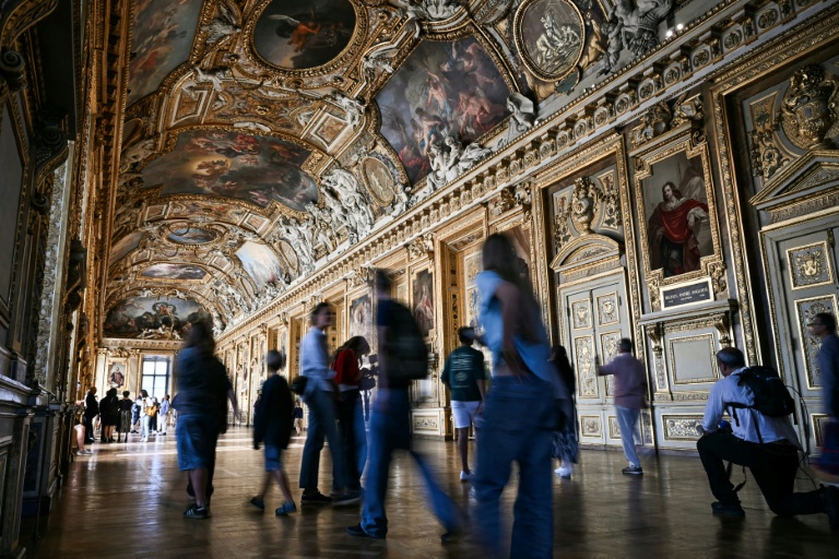 Louvre : les syndicats signent un accord de sortie de crise avec la direction
