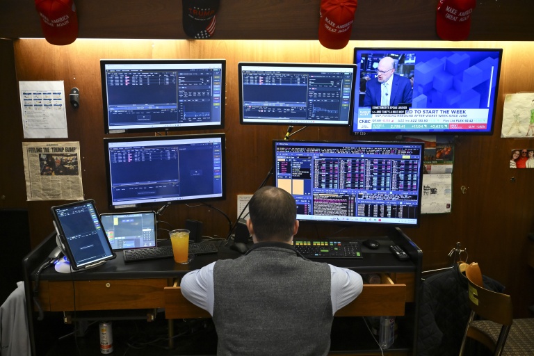 Bourses mondiales: la facture de l'IA plombe Wall Street