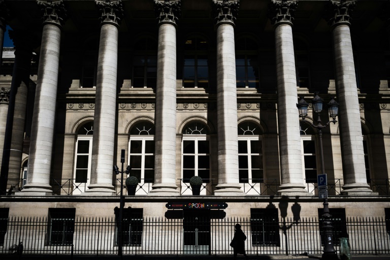 La Bourse de Paris hésite, de nombreux résultats à digérer