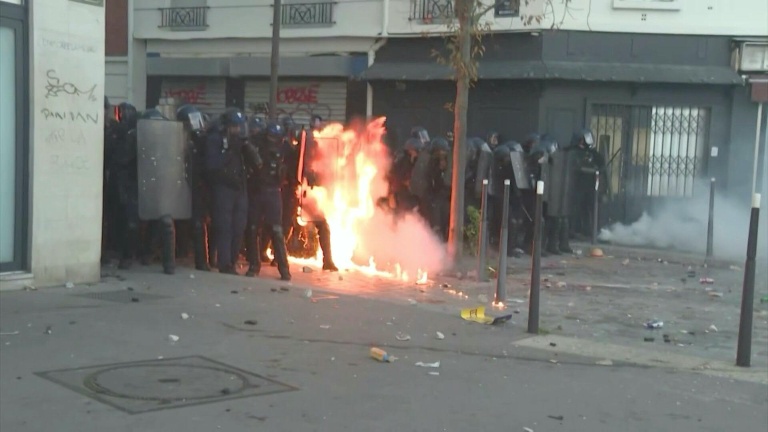 Jet de molotov contre les forces de l'ordre: Le Pen et Retailleau dénoncent un acte 