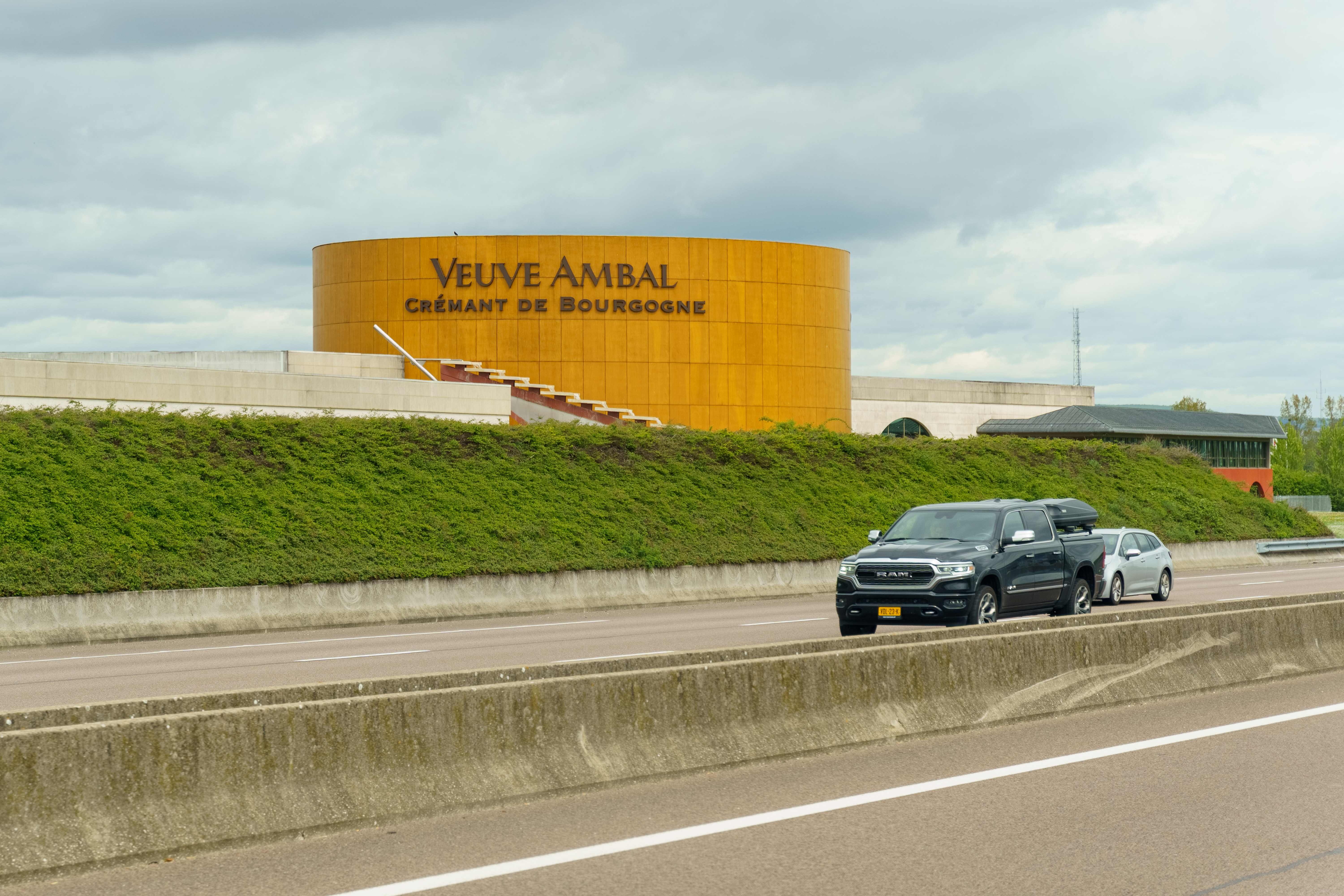 Veuve Ambal lance le 1er Crémant de Bourgogne Extra-Brut sans coiffe