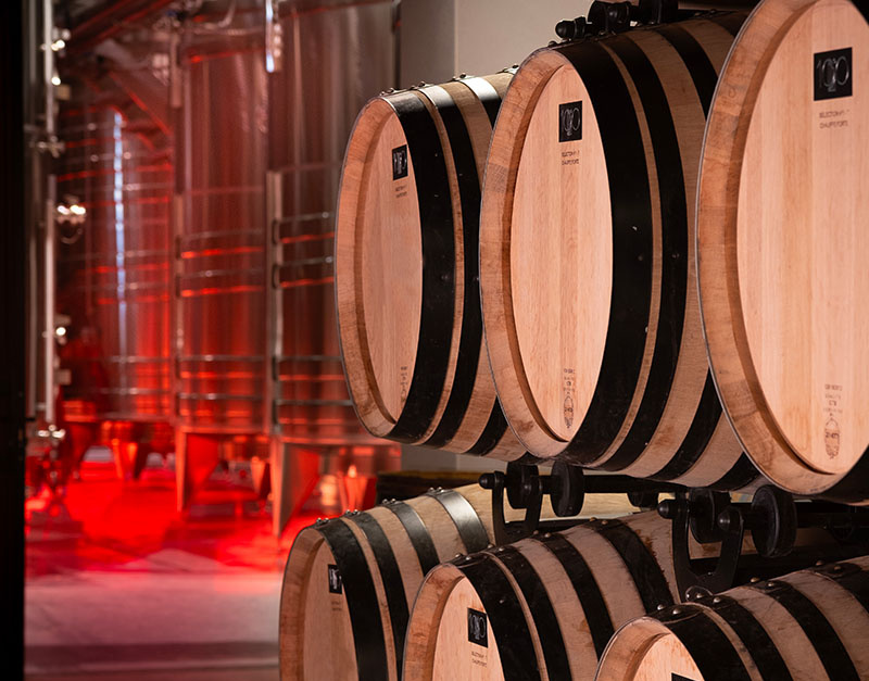 En Saône-et-Loire, cette tonnellerie centenaire fabrique 12 000 pièces en bois par an