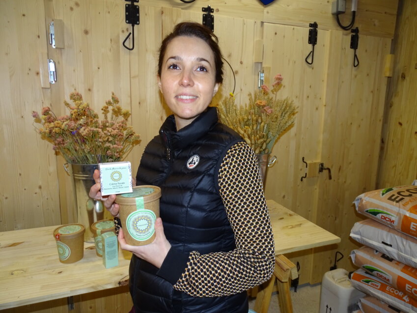Amandine Deschamps cultive les fleurs pour concevoir des tisanes et des cosmétiques. (© Aletheia Press / N.Hubert)