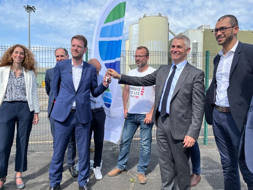 Nicolas Mayer-Rossignol a remis les clés à Jean-François Nogrette, directeur de la zone France et déchets spéciaux Europe de Veolia, entourés de représentants de salariés et d'élus. (Photo Gazette Normandie)