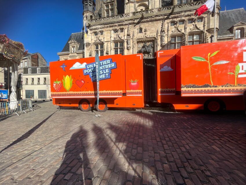 Le camion "L'aventure du vivant" mesure 18 m et propose une découverte des métiers.