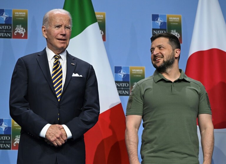 Le président américain Joe Biden (g) et son homologue ukrainien Volodymyr Zelenski lors d'une réunion des membres du G7 sur le soutien militaire à apporter à l'Ukraine, lors du sommet de l'Otan, le 12 juillet 2023 à Vilnius, en Lituanie © ANDREW CABALLERO-REYNOLDS