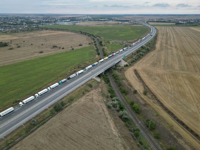 File de camions transportant des céréales près du port roumain de  Constanta, le 31 juillet 2023 © Ionut IORDACHESCU