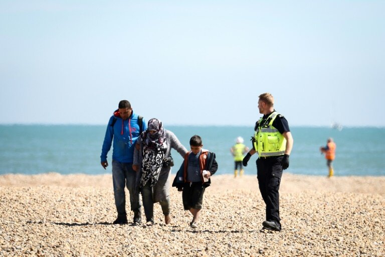 Des migrants, récupérés en mer, arrivent sur la plage de Dungeness, au sud-est de l'Angleterre, le 16 août 2023 © HENRY NICHOLLS