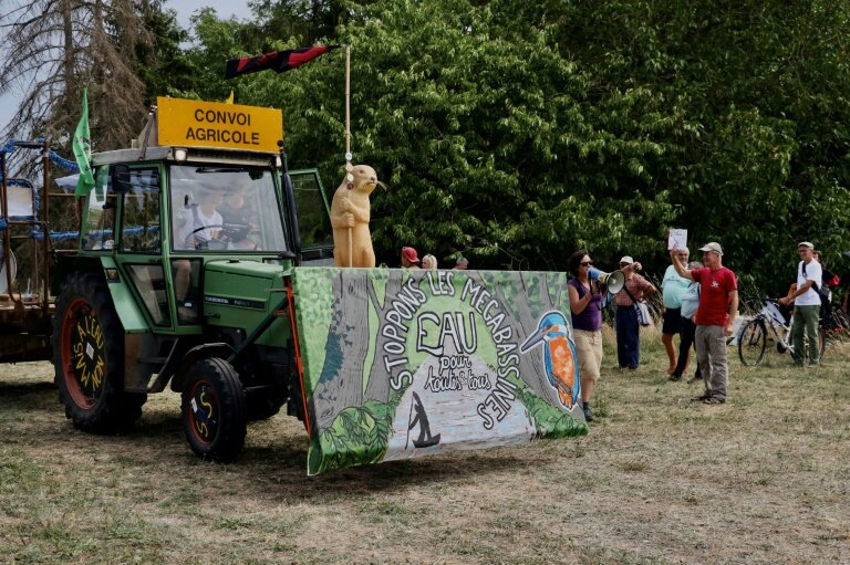 Manifestation à Lezay, dans les Deux-Sèvres, d'opposants aux mégabassines, le 18 août 2023 © YOHAN BONNET