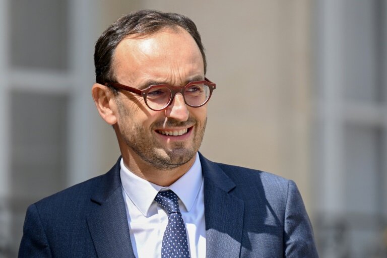 Le ministre des Comptes publics Thomas Cazenave à la sortie de l'Elysée après le Conseil des ministres, le 21 juillet 2023 à Paris © Bertrand GUAY