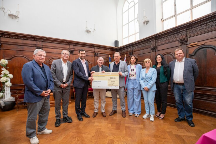 Lors de la remise du don au comité de jumelage Thionville - Urbana. © Ville de Thionville.