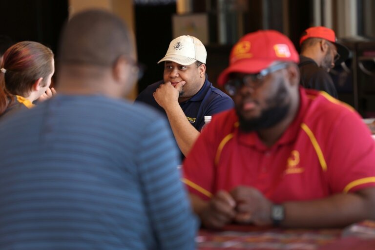 Des chômeurs en entretien lors d'une foire à l'emploi à Chicago, le 11 avril 2023 © SCOTT OLSON