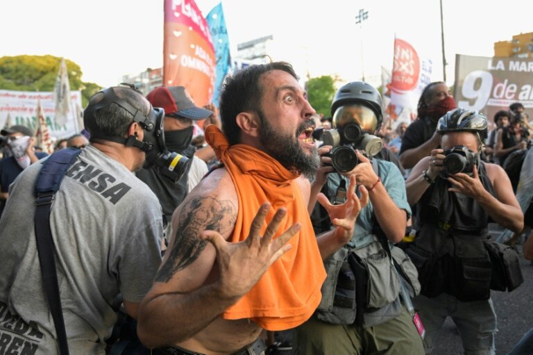 Un Argentin manifeste contre le train de réformes économiques en débat au Parlement le 1 février 2024 à Buenos Aires © JUAN MABROMATA
