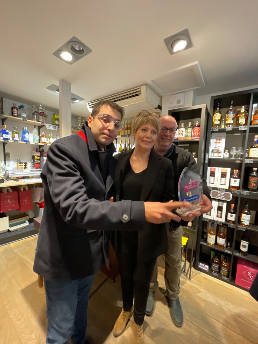 Cette distinction leur est remise par Serdar Kaya, élu de la CCI Oise, Président de la commission Commerce.