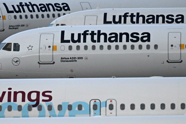 Des avions de la compagnie aérienne  Lufthansa sur le tarmac de l'aéroport de Francfort-sur-le-Main, lors d'une grève des personnels au sol et des agents de sécurité, le 20 février 2024 en Allemagne © Kirill KUDRYAVTSEV