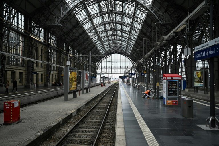 Des quais déserts à la gare de  Francfort pendant une grève des cheminots, le 7 mars 2024 en Allemagne © Kirill KUDRYAVTSEV
