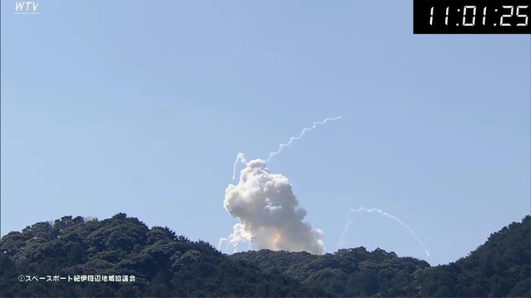 Image diffusée par l'AFPTV à partir d'une vidéo en ligne de Wakayama Telecasting Corp. (WTV), le 13 mars 2024, montrant l'explosion d'une fusée après son lancement par la startup japonaise Space One depuis la péninsule de Kii, à Kushimoto, dans le département de Wakayama © -