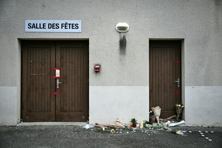 Des fleurs déposées devant la salle des fêtes de Crépol, le 22 novembre 2023 dans la Drôme, où le jeune Thomas est décédé le 19 novembre 2023 après avoir été blessé d'un coup de couteau au cours d'un bal © OLIVIER CHASSIGNOLE