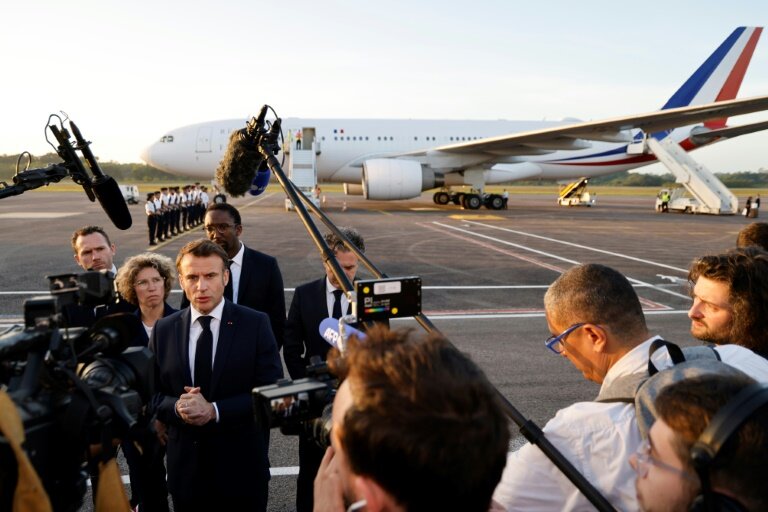 Le président Emmanuel Macron fait une déclaration à la presse à son arrivée à l'aéroport de Cayenne, le 25 mars 2024 en Guyane © Ludovic MARIN