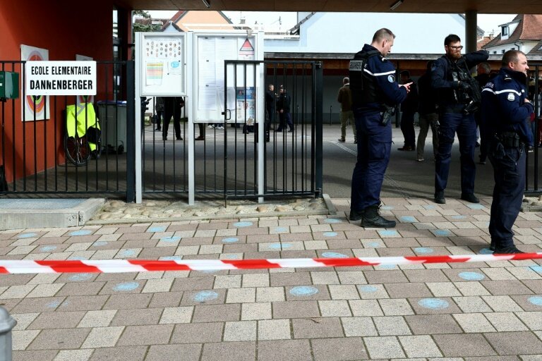 Des gendarmes devant l'école de Souffelweyersheim, dans le Bas-Rhin, le 18 avril 2024 © FREDERICK FLORIN