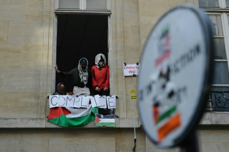 Des manifestants pro-palestiniens à Sciences Po Paris, le 26 avril 2024 © Dimitar DILKOFF