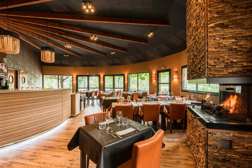 Le restaurant bistronomique propose une cuisine simple, de qualité et en adéquation avec les saisons. ©Les Étangs de l’Abbaye