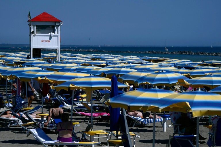 Des parasols sur la plage de Fiumicino, près de Rome en Italie, le 10 juillet 2024 © Filippo MONTEFORTE
