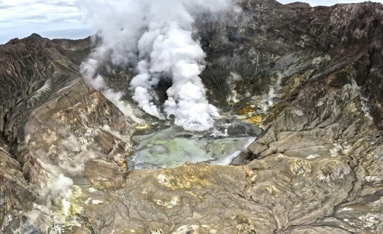 Cette photo publiée par GNS Science le 22 août 2024 montre de la vapeur s'élevant du volcan White Island au large de l'île du Nord en Nouvelle-Zélande après une éruption volcanique © Handout