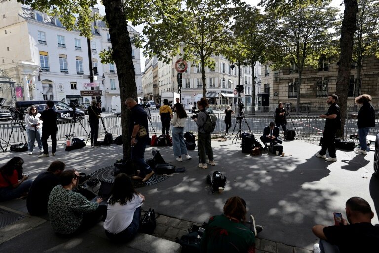 Des journalistes attendent devant le palais de l'Elysée à Paris, le 2 septembre 2024 © STEPHANE DE SAKUTIN