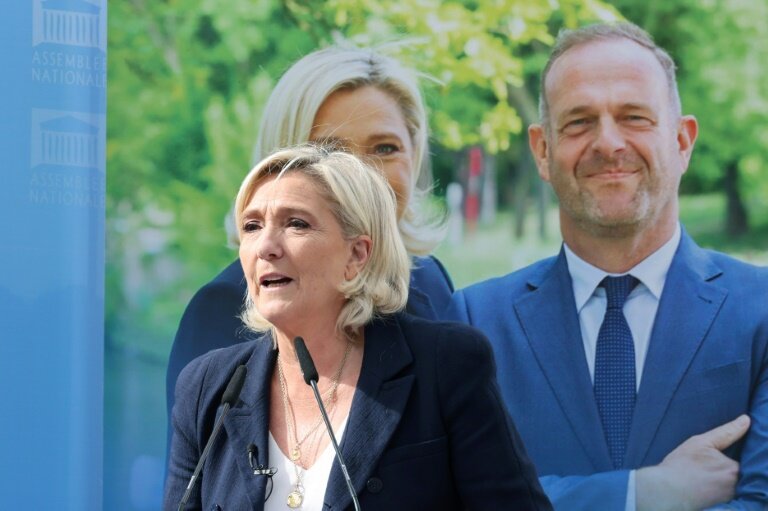La cheffe de file des députés RN Marine Le Pen fait un selfie avec une supportrice lors de sa rentrée politique dans son fief à Henin-Beaumont, le 8 septembre 2024 dans le Pas-de-Calais © DENIS CHARLET