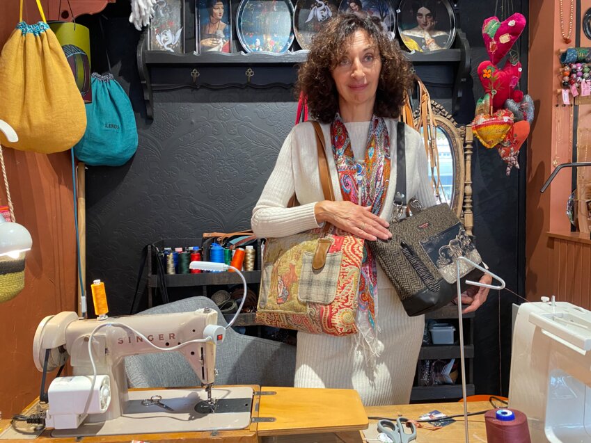 Hélène Cadix se qualifie "d'artisane créatrice".