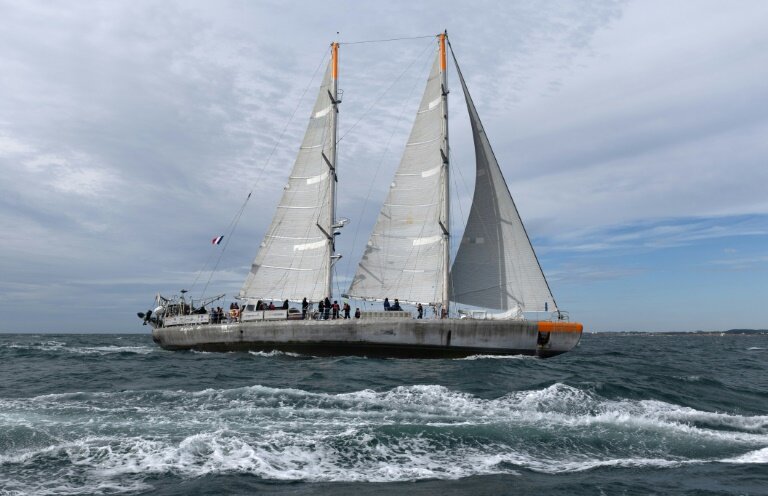 La goélette scientifique Tara entre dans son port d'attache de Lorient, dans l'ouest de la France, le 5 octobre 2024 © FRED TANNEAU