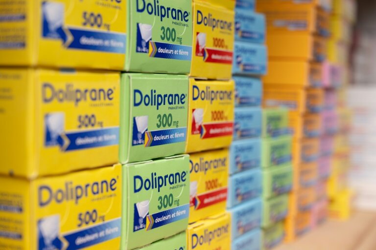 L'Etat était à la manœuvre lundi sur le site de Sanofi qui produit le Doliprane à Lisieux (Calvados) pour entendre les préoccupations des salariés et des syndicats face à l'arrivée pressentie d'un repreneur américain © SEBASTIEN BOZON