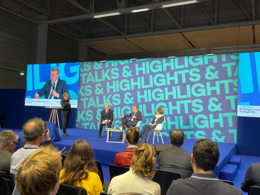 François Durovray, nouveau ministre délégué aux Transports, discute avec Louis Nègre président du Gart, Groupement des autorités responsables des transports, et Marie-Ange Debon, présidente de l'Union des transports publics et ferroviaires (UTPF), le 3 octobre, à Strasbourg. 
