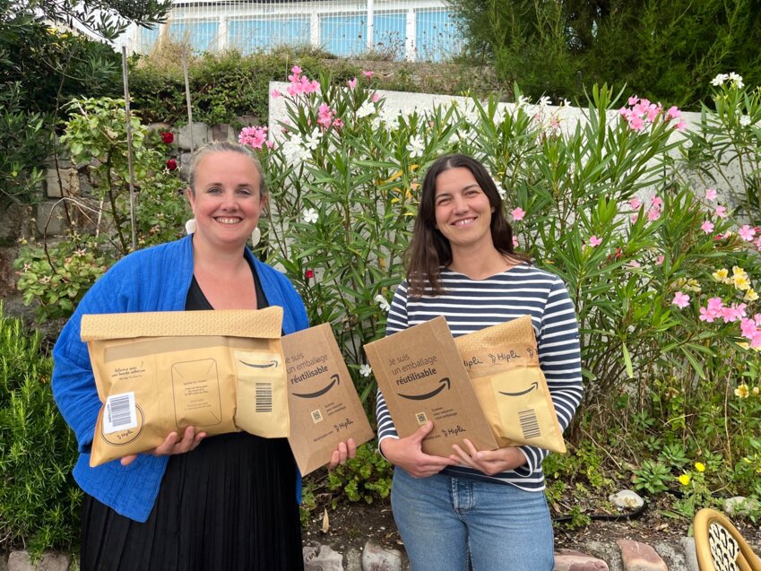 Anne-Sophie Raoult et Léa Got, co-fondatrices de Hipli, présentent leurs produits en test chez Amazon à Montélimar. (© Hipli)