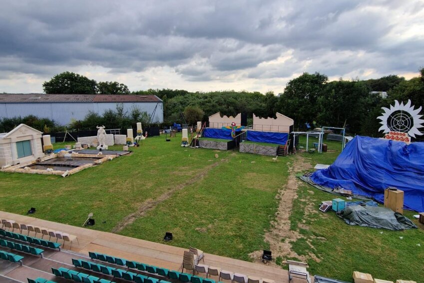 L’association commence l’aménagement de son terrain « de jeu ». (© Artsouilles et Cie)