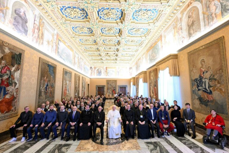 This handout photo taken and released by the Vatican Media on November 30, 2024 shows Pope Francis meeting elected representatives of the French State at the Vatican. © Handout