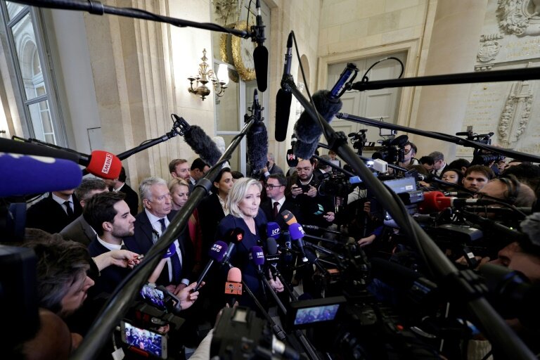 Marine Le Pen entourée de journalistes à l'Assemblée nationale à Paris le 2 décembre 2024 © STEPHANE DE SAKUTIN