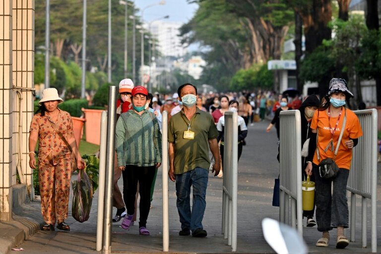 Des ouvriers quittent l'usine Pouyuen Vietnam, du sous-traitant taïwanais Pou Chen, après leur journée de travail, le 23 décembre 2024 à Ho Chi Minh-Ville, au Vietnam © Nhac NGUYEN